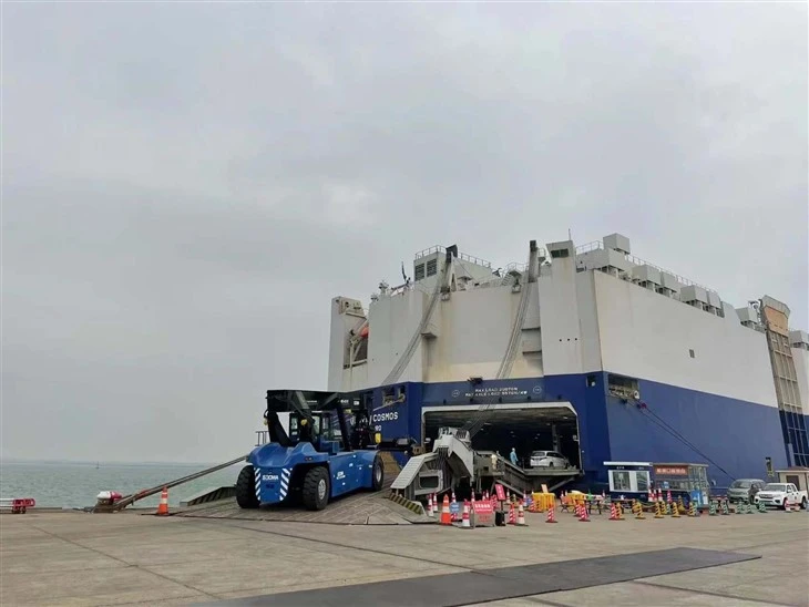 Lithium Battery Electric 45T Reach Stacker For Container Port Equipment